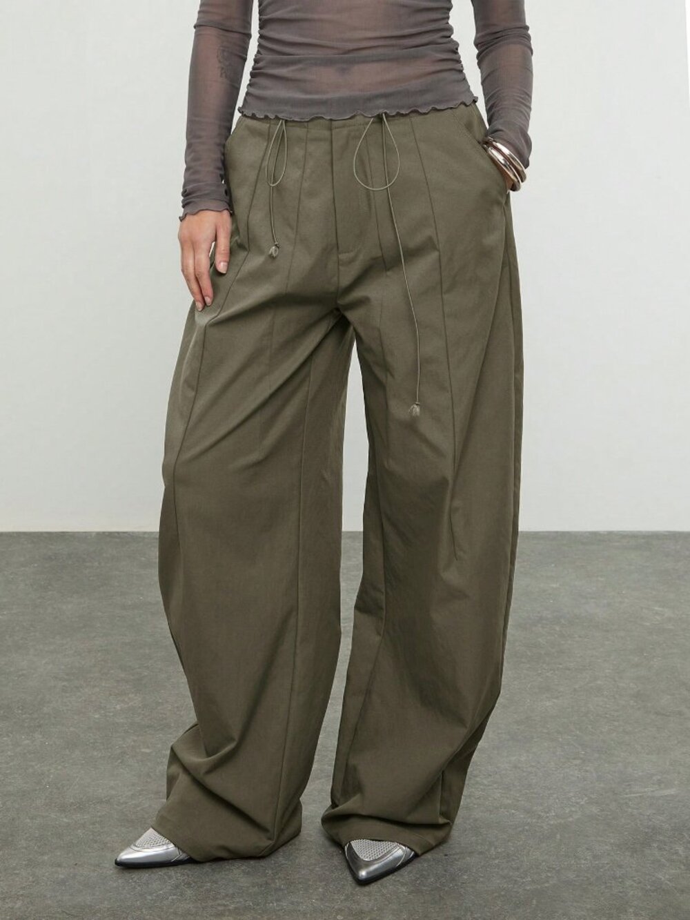 Green Casual Women's Mid Balloon Pleated Nylon Trousers - Picture 4 of 5